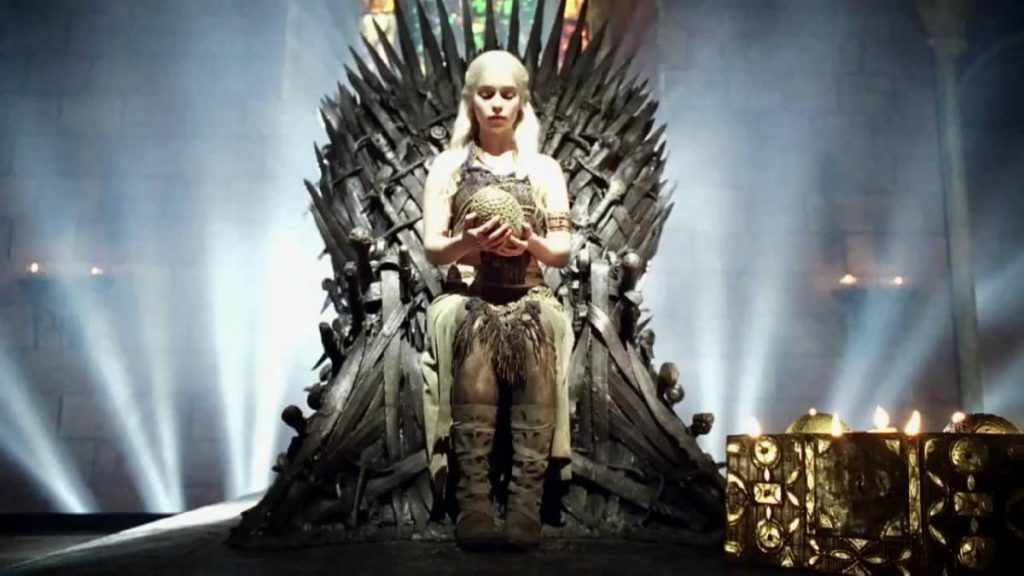 Daenerys Targaryen o Khaleesi sentada en Trono de Hierro