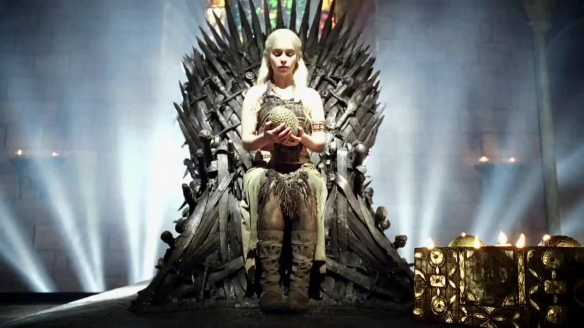Daenerys sentada en Trono de Hierro